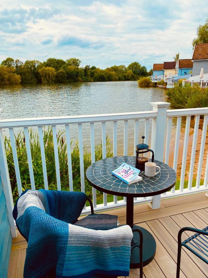 Cotswolds Lakeside Lodge - Nesbitt'S Nest South Cerney Esterno foto