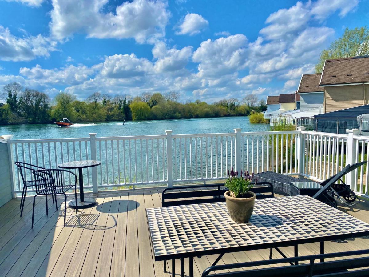 Cotswolds Lakeside Lodge - Nesbitt'S Nest South Cerney Esterno foto
