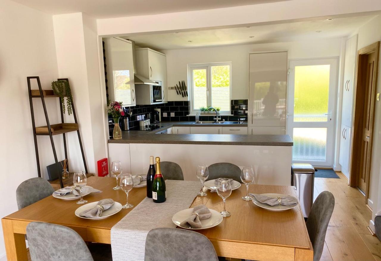 Cotswolds Lakeside Lodge - Nesbitt'S Nest South Cerney Esterno foto