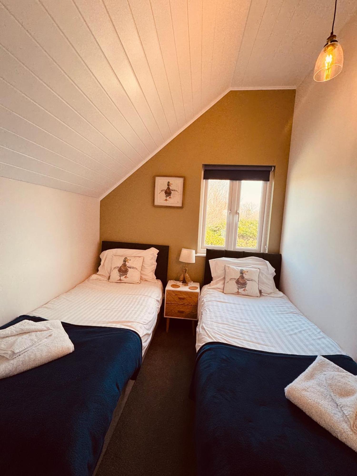 Cotswolds Lakeside Lodge - Nesbitt'S Nest South Cerney Esterno foto