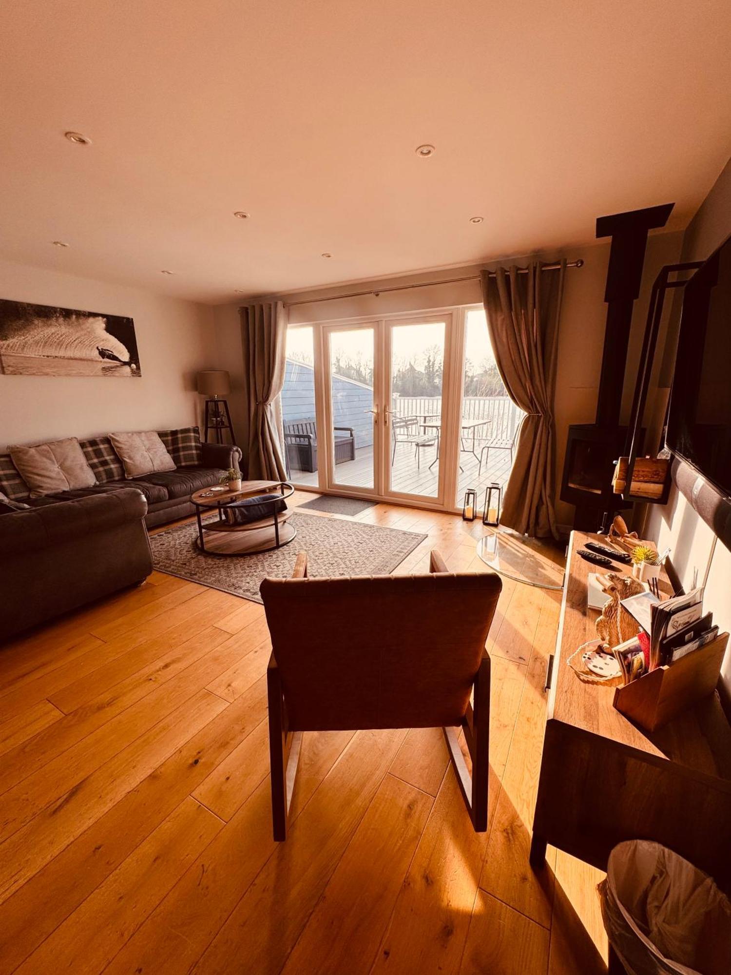 Cotswolds Lakeside Lodge - Nesbitt'S Nest South Cerney Esterno foto