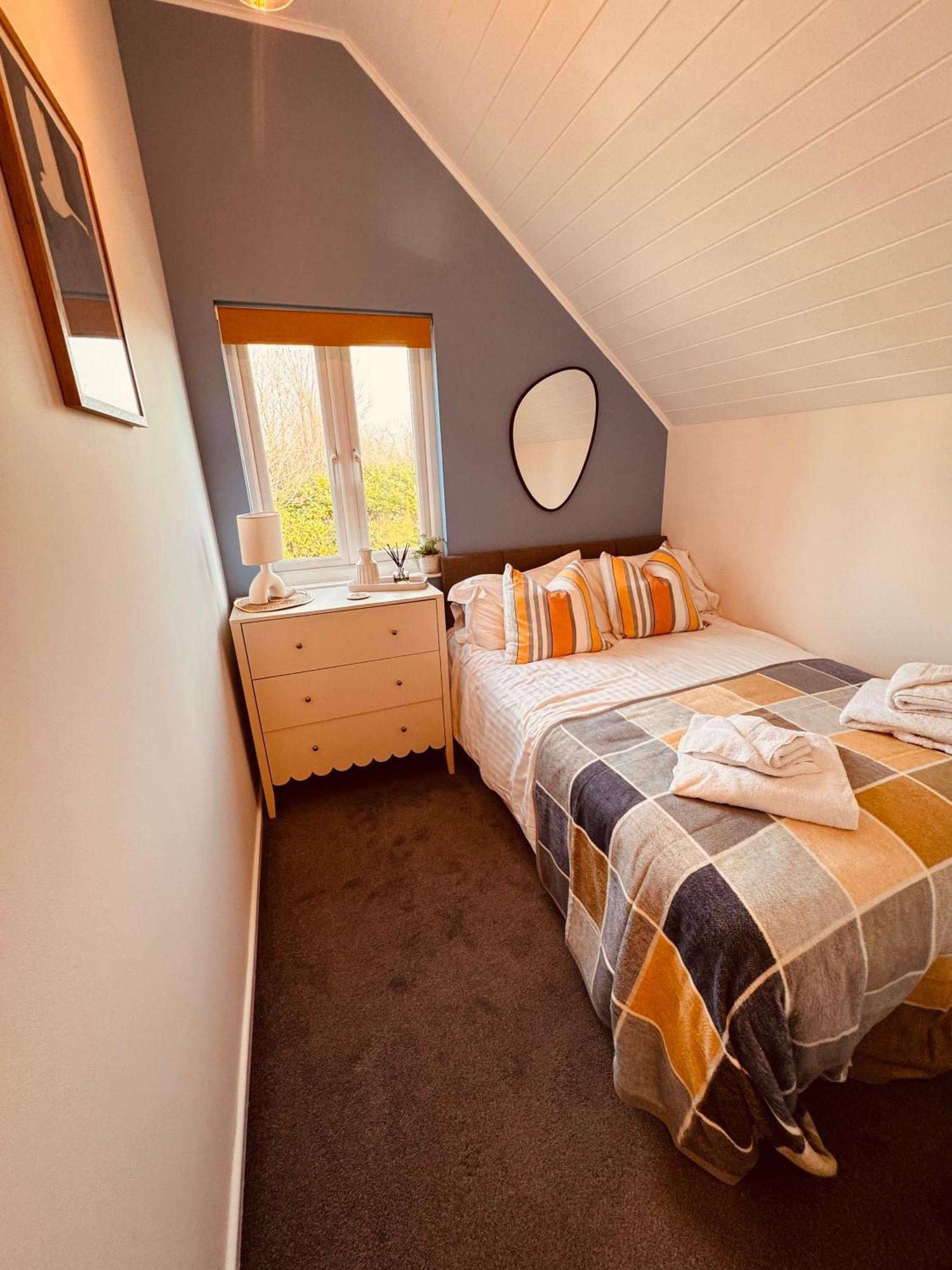 Cotswolds Lakeside Lodge - Nesbitt'S Nest South Cerney Esterno foto